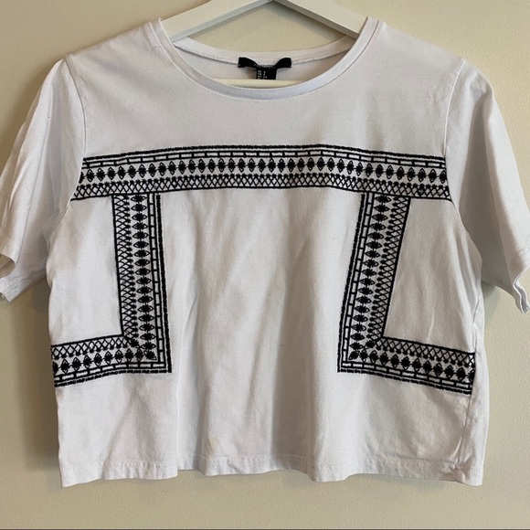 💥3/$25💥 F21 Crop T-shirtTop w/Black Embroidery - Picture 2 of 7